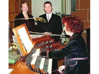 S&auml;ngerin Sarah Schnier (links) und die Musiker Martin Kirchberg und Rebecca Voss sicherten sich mit gelungenen Darbietungen den Beifall des Publikums.