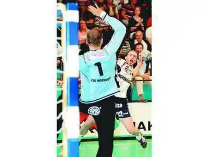 Peter Gentzel stellt sich Renato Rui (rechts) vom WHV in den Weg.