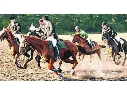 Spannende Wettk&auml;mpfe: Die Jagd nach dem Fuchsschwanz war f&uuml;r Reiter wie Zuschauer ein gro&szlig;er Spa&szlig;.