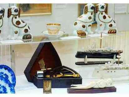 Gina (7) und Dirk Franzmeyer informieren sich &uuml;ber die verborgenen Sch&auml;tze der Oldenburgischen Schifffahrt, die noch bis zum 22. Oktober in der Heye-Stifung zu sehen sind.  BILDER (2): JAN LEHMANN