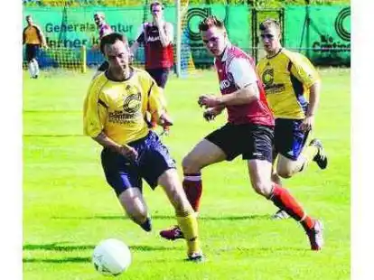 Vorweg lief Scharrels Spielertrainer Gregor B&uuml;scherhoff (l.). Dennoch verlor seine Elf gegen Sedelsberg 0:1.
