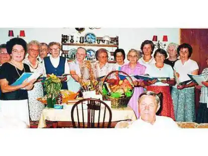 Zwei Jahre nach der Gr&uuml;ndung, 1984, wurde dieses Bild vom Singkreis der ev.-luth. Kirchengemeinde bei einem St&auml;ndchen aufgenommen, rechts Leiterin Lena Stoyke.