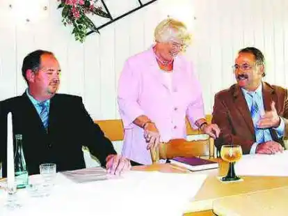 Die Bar&szlig;eler B&uuml;rgermeisterkandidaten Andreas Freesemann (l.) und Bernd Schulte standen der Senioren-Gemeinschaft Rede und Antwort.