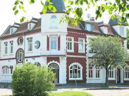 F&uuml;r die einen der &bdquo;Siebethsburger Hof&ldquo;, f&uuml;r die anderen der &bdquo;Palazzo&ldquo;: Das Eckhaus in der Kirchreihe.