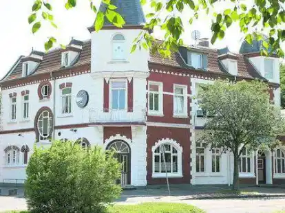 F&uuml;r die einen der &bdquo;Siebethsburger Hof&ldquo;, f&uuml;r die anderen der &bdquo;Palazzo&ldquo;: Das Eckhaus in der Kirchreihe.