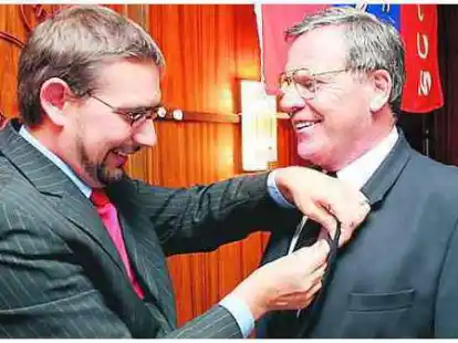 Frieslands Landrat Sven Ambrosy zeichnete im Namen des Bundespr&auml;sidenten Heinz Krambeck mit der Verdienstmedaille aus.