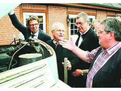 Fachgespr&auml;che im Nordmann-Museum:   Der Ansbacher B&uuml;rgermeister Klaus Dieter Breitschwert (2. v. li.) lie&szlig; sich einen Lkw aus DDR-Zeiten zeigen.