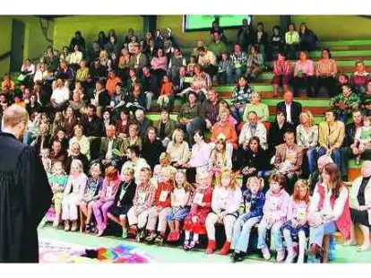 Nat&uuml;rlich sa&szlig;en die ABC-Sch&uuml;tzen in der ersten Reihe, als Pastor Folkert Fendler sie zum Schulanf&auml;nger-Gottesdienst in der Altj&uuml;hrdener Turnhalle begr&uuml;&szlig;te.