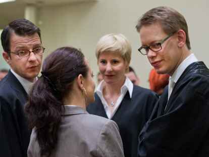 Die Angeklagte Beate Zsch&auml;pe (Mitte)  unterh&auml;lt sich im Gerichtssaal in M&uuml;nchen mit ihren Anw&auml;lten (von links) Wolfgang Stahl, Anja Sturm und Wolfgang Heer. Vor dem Oberlandesgericht wird der Prozess um die Morde und Terroranschl&auml;ge des Nationalsozialistischen Untergrunds (NSU) fortgesetzt.