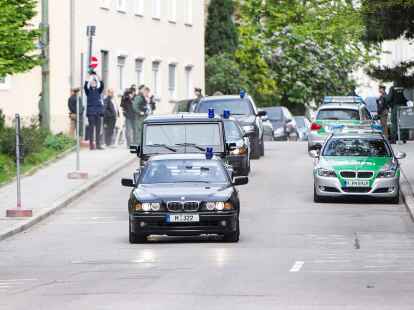 Die Angeklagte Beate Zsch&auml;pe wird in einem Fahrzeugkonvoi zum Gericht in M&uuml;nchen  gebracht.