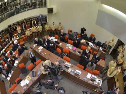 Die Angeklagte Beate Zsch&auml;pe (graues Sakko) steht  mit ihren Anw&auml;lten zusammen hinter der Anklagebank. Das Interesse an dem Prozess ist nach wie vor sehr gro&szlig;.