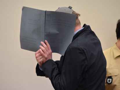 Der Angeklagte Holger G. betritt  den Gerichtssaal in M&uuml;nchen.