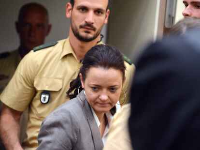 Die Angeklagte Beate Zsch&auml;pe (Mitte)&nbsp;wird von Polizisten  in den&nbsp;Verhandlungssaal f&uuml;r den NSU-Prozess im Oberlandesgericht M&uuml;nchen gef&uuml;hrt.