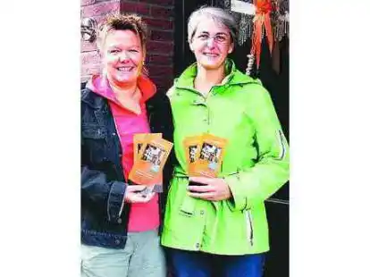 Wollen den Brustkrebspatientinnen in Pal&auml;stina helfen: Sabine Spieker-Lauh&ouml;fer (v. L.) und Marion Cordes-Major mit Info-Brosch&uuml;ren, die in der Gemeinde ausgelegt wurden.