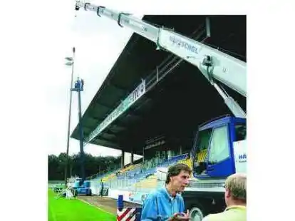 Ein richtig dicker Fang: 600 Kilogramm an der Angel hatte der Kranwagenfahrer, der am Mittwoch den Flutlichtmast vor der Stadiontrib&uuml;ne entfernt hat. Der Mast wurde angehoben und an die Seite gelegt, da er sonst die Fernseh&uuml;bertragung gest&ouml;rt h&auml;tte.