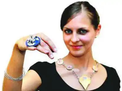 Hochkar&auml;tiges Eis: Claudia Groenewold lernt Goldschmiedin. Der Schmuck wurde von Kollegen gearbeitet.