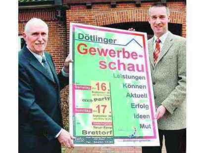 Pr&auml;sentieren das klar gegliederte Plakat zur Gewerbeschau: J&uuml;rgen Hasselberg (links) und D&ouml;tlingens B&uuml;rgermeister Heino Pauka.
