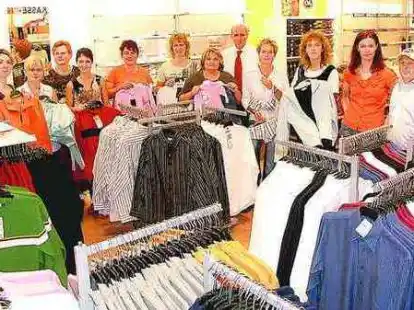 Betriebsleiter Klaus Albeke (hinten Mitte), Roland Berlekamp (Filialleiter Osnabr&uuml;ck), Cloppenburgs Filialleiterin Irene Janszen (beide rechts) und ihre Mitarbeiterinnen sind auf den morgen erwarteten Kundenansturm vorbereitet.