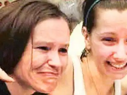 Nach ihrer mutigen Flucht umarmte Amanda Berry (rechts) ihre Schwester Beth Serrano im Cleveland Hospital. Nach Angaben der &Auml;rzte befanden sich alle drei Frauen trotz jahrelangem Martyrium in gutem gesundheitlichen Zustand.  