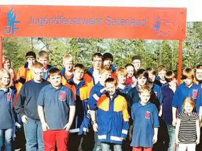 Der Feuerwehrnachwuchs aus Ramsloh und Scharrel tritt k&uuml;nftig &ouml;fter geschlossen auf. Erster Termin der Jugendfeuerwehr Scharrel ist das Pfingstzeltlager in Friesoythe. Dort kommt auch das neue Schild erstmals zum Einsatz.