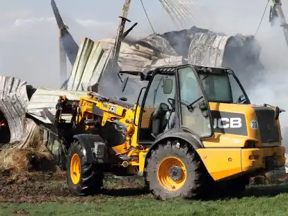 Die Lagerremise auf der Hofanlage brannte vollst&auml;ndig aus und st&uuml;rzte bei den L&ouml;scharbeiten zusammen.