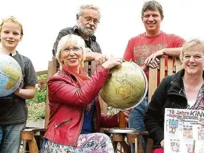 Rund um die Welt mit dem Scheunenkino: (von links) Nils Schachtschneider, Gerti Essing, Gerd Battermann, Olaf Schachtschneider und Claudia Ventker