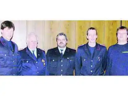 Auf der Versammlung der Ortswehr wurden Feuerwehrleute geehrt und bef&ouml;rdert (v.li.): Heiner Deters, Gerhard von Lienen, Ortsbrandmeister Jan Hauerken, Gerd Thorm&auml;hlen und Thomas Meyer.