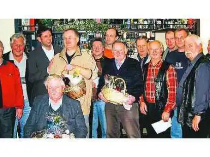 <p>Gaben sich ordentlich &bdquo;Contra&ldquo;: Die Skatspieler mit Organisator Karl Lichterfeld (l.), Olaf Lies (3. v.l.) und Gewinner Sigfrid Willmann (4. v.l.).</p>