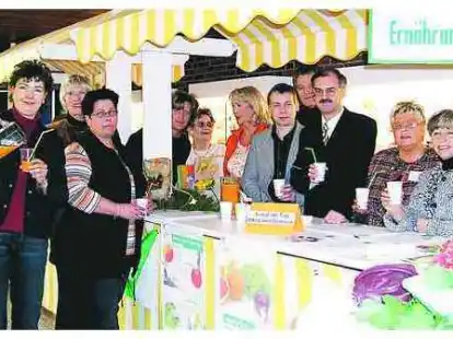 Lie&szlig;en sich die gesunden Obsts&auml;fte am AOK-Ern&auml;hrungsstand schmecken: die Organisatorinnen, die Fach&auml;rzte und die Vertreterinnen der Selbsthilfegruppen.