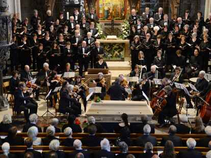 Die Trauerg&auml;ste nehmen  in der T&uuml;binger Stiftskirche Abschied von  Walter Jens.
