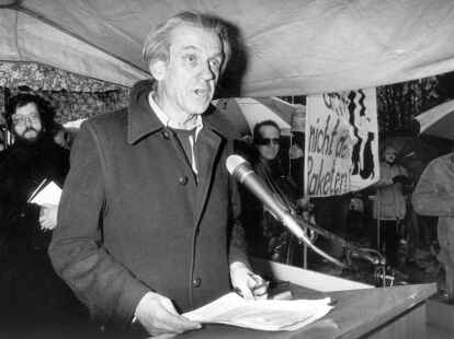 Politisch engagiert: Walter Jens spricht 1986 in Heilbronn bei einer Gedenkfeier f&uuml;r die Opfer des Pershing-II-Raketenunfalls im Jahr zuvor.