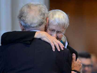 Der Autor und Theologe Hans K&uuml;ng tr&ouml;stet Inge Jens.