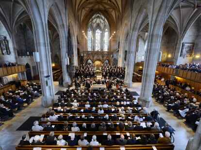 Die Trauerg&auml;ste nehmen  in der T&uuml;binger Stiftskirche Abschied von  Walter Jens.