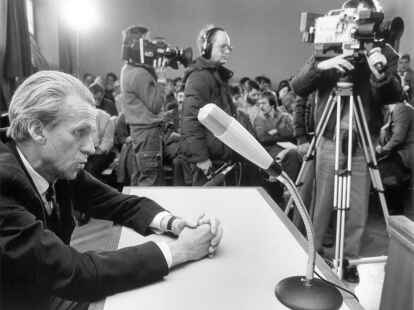 Vor Gericht: In Schw&auml;bisch Gm&uuml;nd wurde Walter Jens 1985 wegen N&ouml;tigung zu einer Geldstrafe verurteilt. Jens hatte bei einer Demonstration gemeinsam mit anderen die Zufahrt zum Pershing-II-Raketenstandort blockiert.