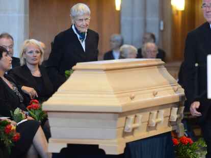 Abschied: Die Witwe Inge Jens trauert um ihren Ehemann.