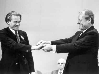 Hoch angesehen: Der ehemalige SPD-Parteivorsitzende Willy Brandt (rechts) bedankt sich bei Walter Jens nach dessen Rede im Dezember 1979 auf dem SPD-Parteitag in Berlin.