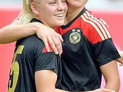 Neue Generation: Leonie Maier (20, links) und Deb&uuml;tantin Melanie Leupolz (19) &uuml;berzeugten im DFB-Trikot.