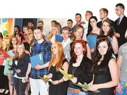 Schulleiterin Daniela Knipper (rechts) bescheinigte den Absolventen &bdquo;sehr viel Reife&ldquo;. Sie ehrte Simo Daub und Fenia Breuer.