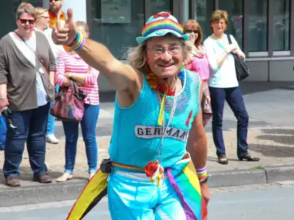 Kunterbunt war auch wieder einmal die vergangene Woche unserer N@chbarn. Gleich zu Beginn feierten Lesben, Schwule und Zuschauer den Christopher-Street-Day 2013.