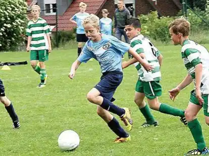 Im Endspiel knapp unterlegen: Auch wenn sich in dieser Szene die E-Junioren der SG DHI Harpstedt (blaue Trikots) im Mittelfeld behaupten, verloren sie das Kreispokalfinale gegen den Delmenhorster TB mit 1:3.