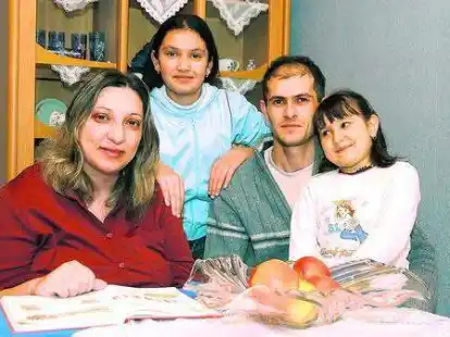 Sind jetzt gl&uuml;cklich (v.l.) Sanija, Selena, Fatmir und Adriana Mehmeti aus der Bremer Stra&szlig;e 220.   BILD; L&Uuml;BBE
