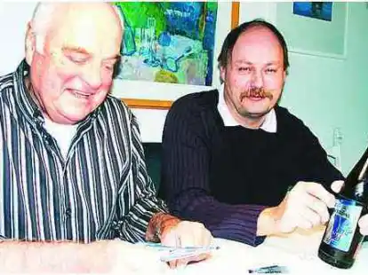 So einfach geht&lsquo;s: Claus Haferkamp (l.) und Peter Verlinden zeigen, wie leicht sich die neuen Etiketten abl&ouml;sen lassen.