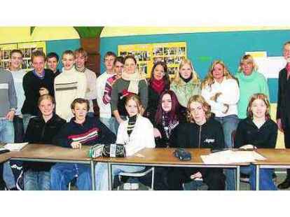 Erich Stamer (r.) war bei der Klasse 10 a der Everkamp-Schule und ihrer Lehrerin Anke Sch&ouml;nfeld (3.v.l.) zu Gast. Sein Bericht gab den Sch&uuml;lern einen Eindruck vom Berufsleben.