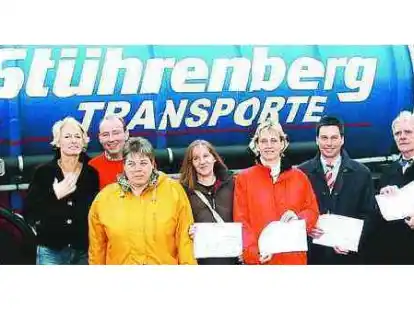 B&auml;rbel St&uuml;hrenberg und Heiner Wasmuth (von links) &uuml;berreichten Schecks an Brigitte Beck und Sandra Gnoyke von der Kinder- und Jugendfarm, Christiane Sassen-Schreiber vom Kinder- und Jugendhaus, Olaf Vo&szlig; von Round Table und Fred Memenga von der Nordenhamer Tafel.