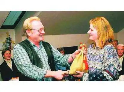 Friedhelm Logemann freut sich &uuml;ber einen &bdquo;Sack voll Geld&ldquo;: 1947,60 Euro als Erl&ouml;s des j&uuml;ngsten Weihnachtsbasars spendete Sigrid Sindermann f&uuml;r die Begr&uuml;&szlig;ungstafeln an den Ortseinfahrten.