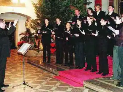 S&auml;nger und Organist sicherten sich mit ihren Darbietungen den Beifall des Publikums.
