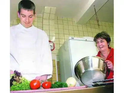 Mit den Vorbereitungen f&uuml;r das Silvester-Gala-Men&uuml; sind Sebastian Bro&szlig; und Franziska Althaus bereits seit Tagen besch&auml;ftigt. Sie reisen mit ihren G&auml;sten kulinarisch einmal um die Welt.