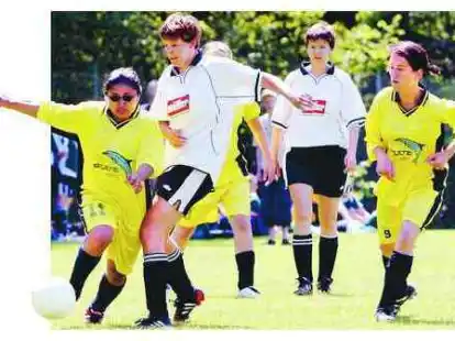 Brille sch&uuml;tzt vorm Dribbeln nicht: Brasilianisch f&uuml;hrt Cliclane Fernandez de Assis (links) vom FC Ohmstede den Ball. Doch alle Fu&szlig;ball-Kunst half nichts. Im Vorrunden-Spiel gegen den SVE Wildenloh mussten sich die Gastgeberinnen am Rennplatz mit 0:2 geschlagen geben.