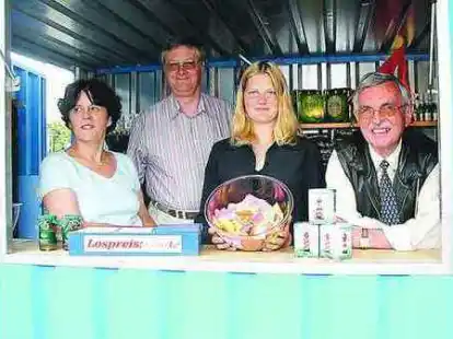 Er&ouml;ffneten gestern die Wangerland Lotterie: Anke Onnen L&uuml;bben, Hartwig Grauting, Leiter Soziale Dienste der Gemeinde Wangerland, Anna Hufendiek und Wilfried Bauer (von links).