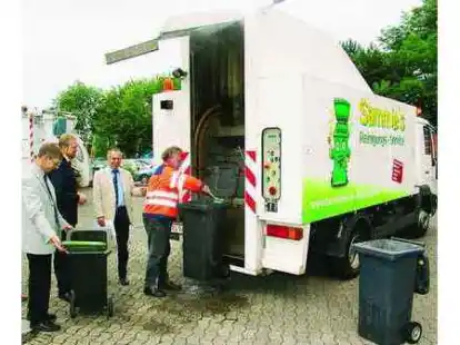 Marketing-Leiter Reinhard Bruns ist mit dem Ergebnis zufrieden, Gesch&auml;ftsf&uuml;hrer Hans-Ulrich Salmen und Betriebsleiter Klaus Pschenitschni (v.l.) sehen zu, wie G&uuml;nter Wachtendorf nach dem automatischen Reinigungsgang im Fahrzeug in Handarbeit die letzten Schmutzreste beseitigt. Der Reinigungs-Service wird neu angeboten.